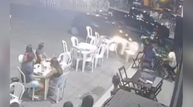 video aprendendo a dirigir motorista perde controle de carro bate em outro veiculo e invade calcada de bar