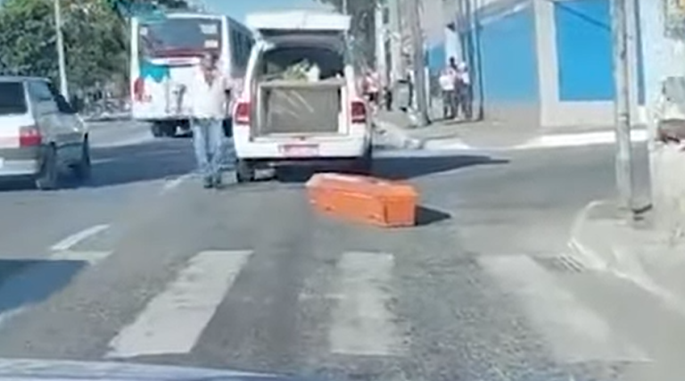 video caixao cai do carro da funeraria no meio da rua