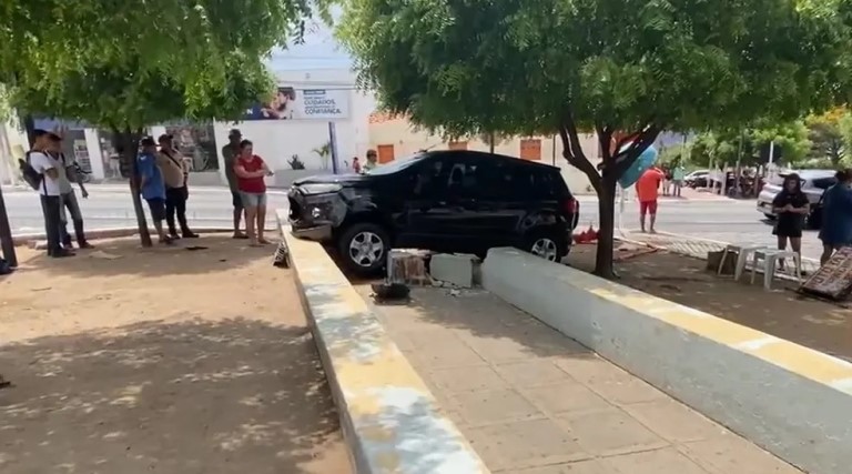 video carro invade praca e atropela duas pessoas no interior do rn vitima tem pernas decepadas
