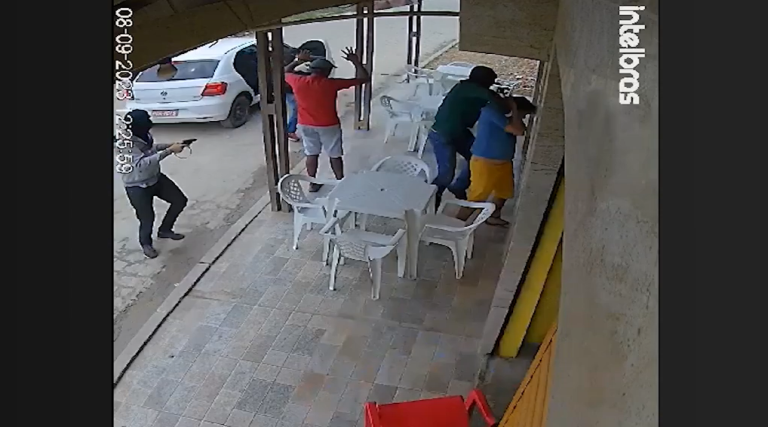 VÍDEO: homem é morto a tiros e outro é sequestrado em bar 1 video homem e morto a tiros e outro e sequestrado em bar