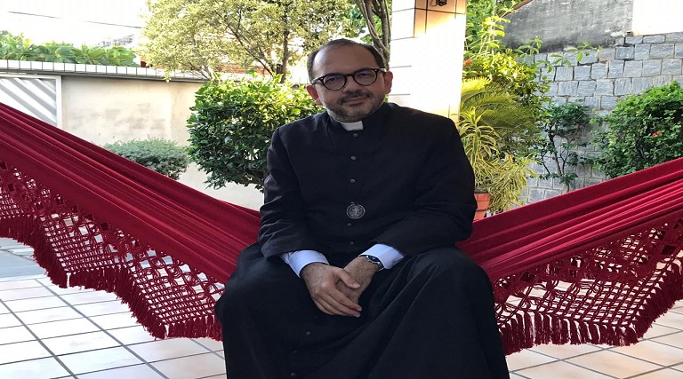 video-padre-cai-de-rede-durante-leilao-virtual-no-interior-do-rn