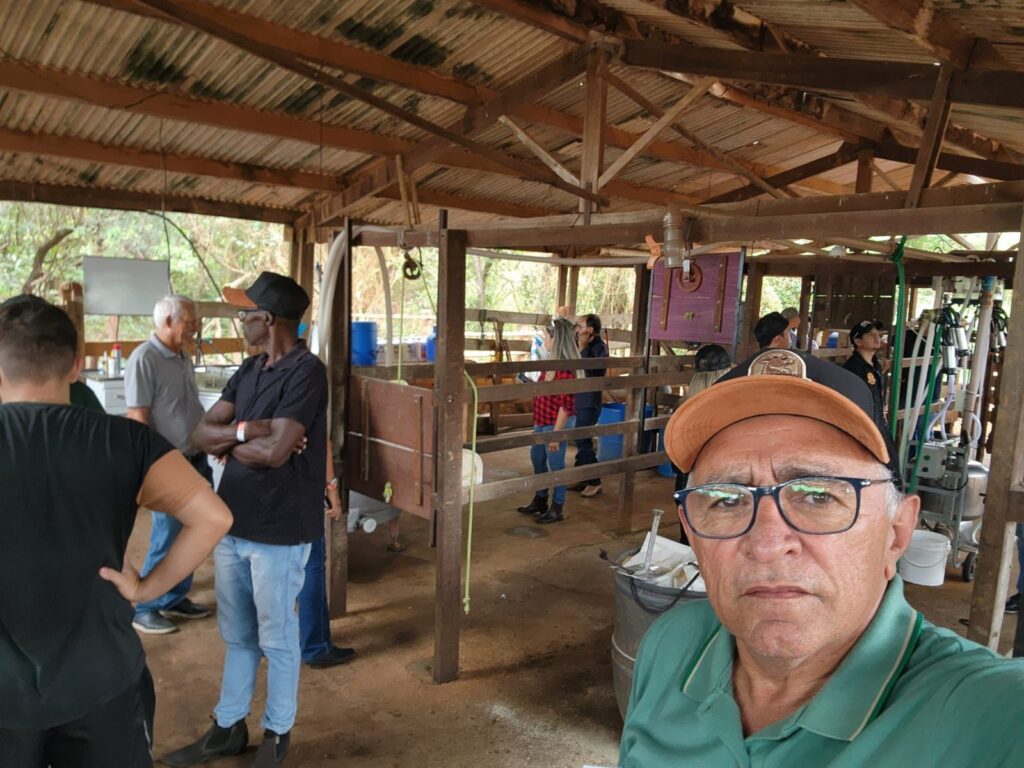 Prefeito Itamar Moreira e o Secretário de Agricultura Alexandre Oliveira participaram de dia de campo sobre pecuária leiteira no Estado de Goiás 2 Imagem do WhatsApp de 2023 10 08 as 07.42.27 6752f51a