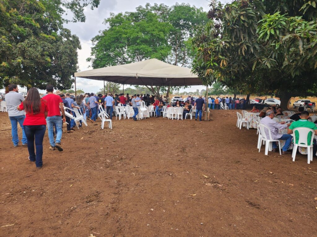 Prefeito Itamar Moreira e o Secretário de Agricultura Alexandre Oliveira participaram de dia de campo sobre pecuária leiteira no Estado de Goiás 6 Imagem do WhatsApp de 2023 10 08 as 07.42.28 6e95b879