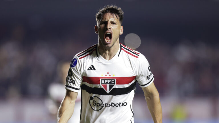Calleri é submetido a cirurgia no tornozelo em Buenos Aires e só volta aos campos em 2024