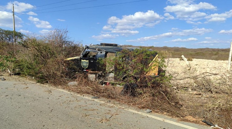 carro forte e alvo de assalto na divisa entre brejinho pe e teixeira pb