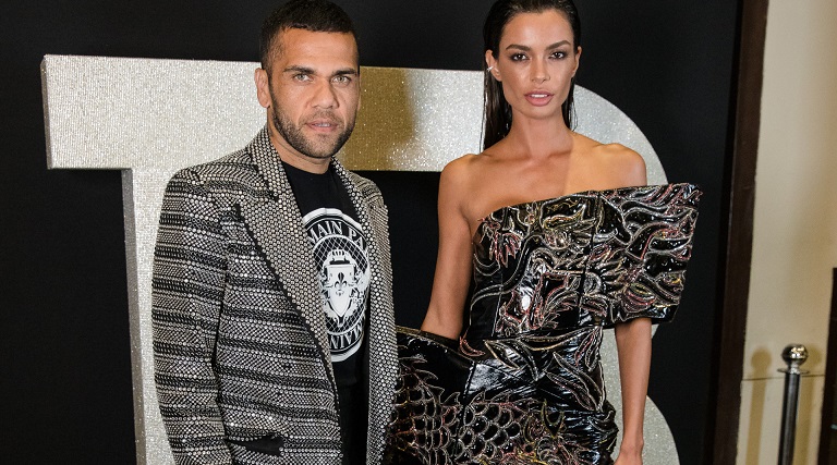mulher-de-daniel-alves-desiste-da-separacao-e-volta-a-morar-na-casa-em-barcelona-diz-tv