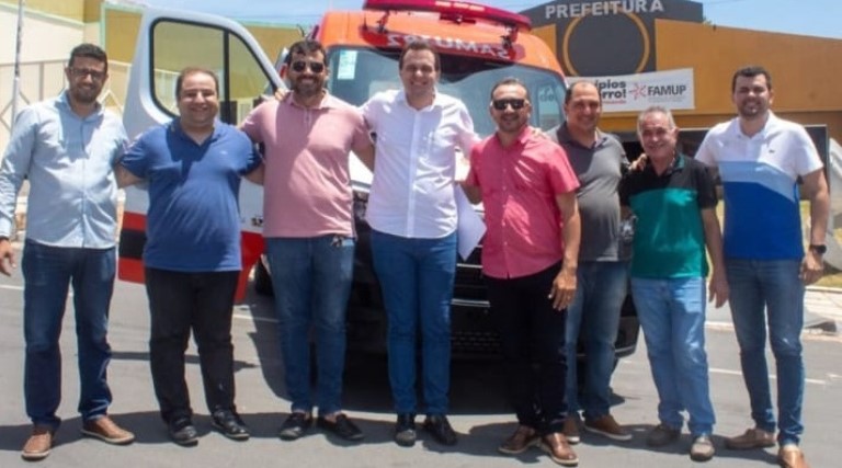 prefeito espedito filho entrega uma nova ambulancia para o samu de triunfo