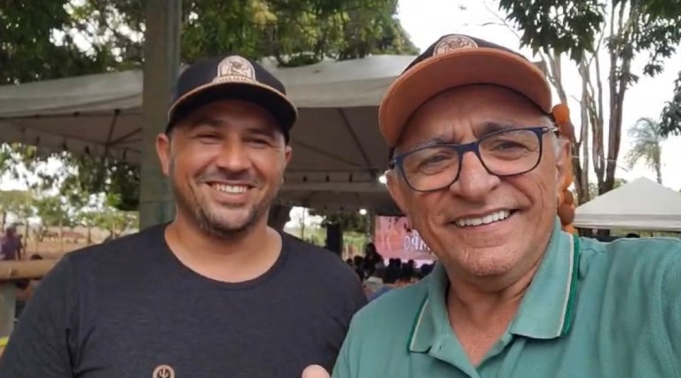 prefeito itamar moreira e o secretario de agricultura alexandre oliveira participaram de dia de campo sobre pecuaria leiteira no estado de goias