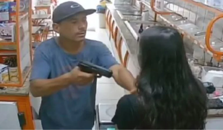 VÍDEO: suspeito armado finge comprar sorvete e assalta sorveteria