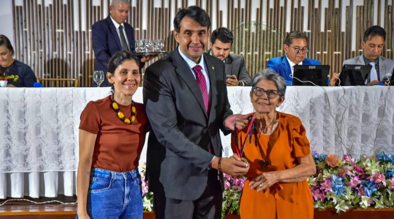 VÍDEO: ALPB concede Medalha Governador Pedro Gondim a professora Geny Ferreira 1 video alpb concede medalha governador pedro gondim a professora geny ferreira