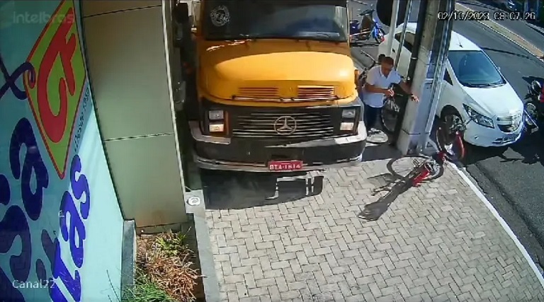 video-ciclista-quase-e-atropelado-por-caminhao-desgovernado