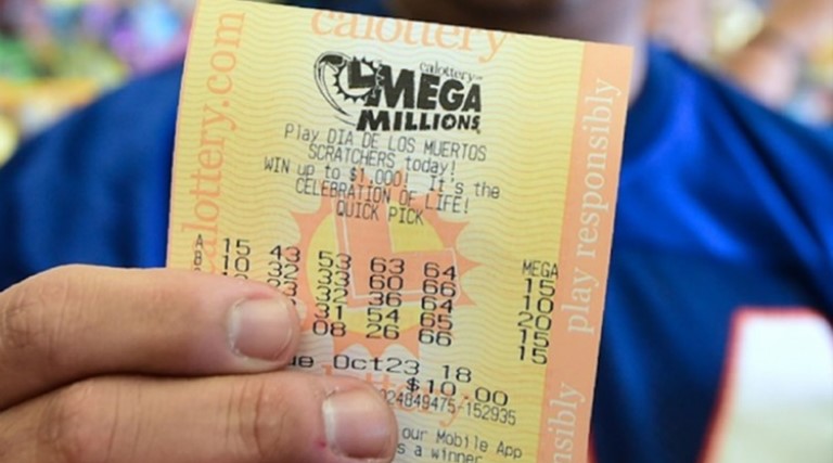 Homem ganha R$ 6,60 bilhões na loteria e processa mãe da filha por 'fofocar o prêmio' à família