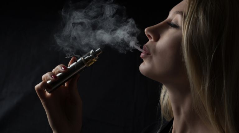 projeto no senado pretende liberar a comercializacao do cigarro eletronico no brasil