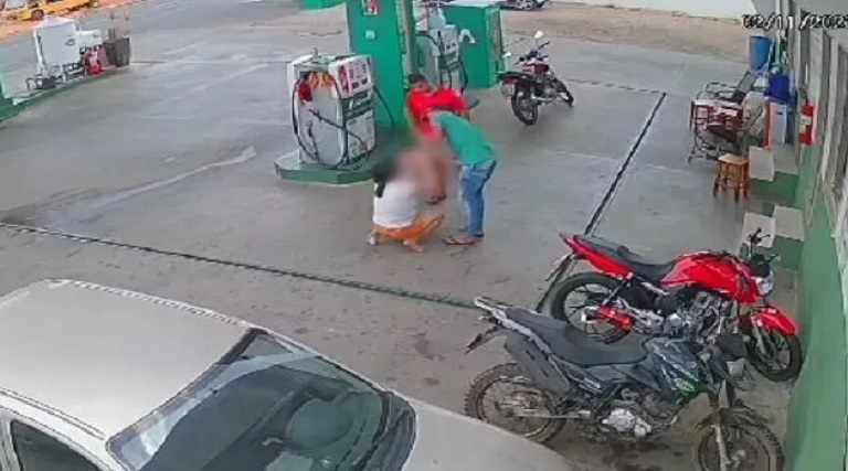 Vídeo: Em ato heroico, frentista salva vida de bebê que estava engasgada 1 video em ato heroico frentista salva vida de bebe que estava engasgada