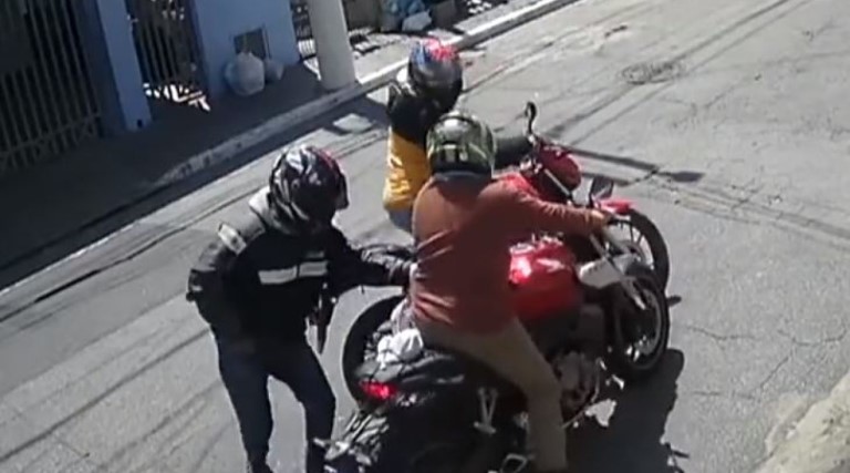 Vídeo: Ladrão passa mal e morre após participar de roubo de moto 1 video ladrao passa mal e morre apos participar de roubo de moto