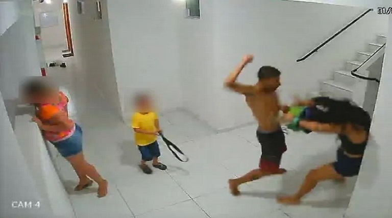 video mulher e agredida com socos e chutes na frente de criancas em joao pessoa