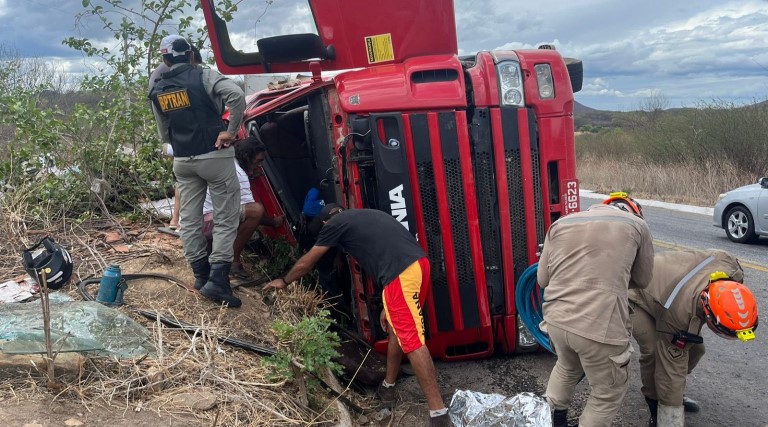 Acidente grave na serra do Teixeira prende motorista em ferragens 1 Acidente grave na serra do Teixeira prende motorista em ferragens