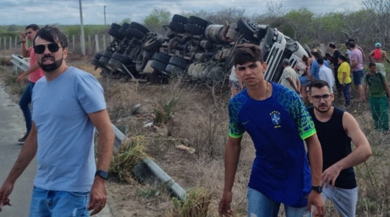 Carreta tomba e deixa família ferida na PB-138 1 Carreta tomba e deixa família ferida