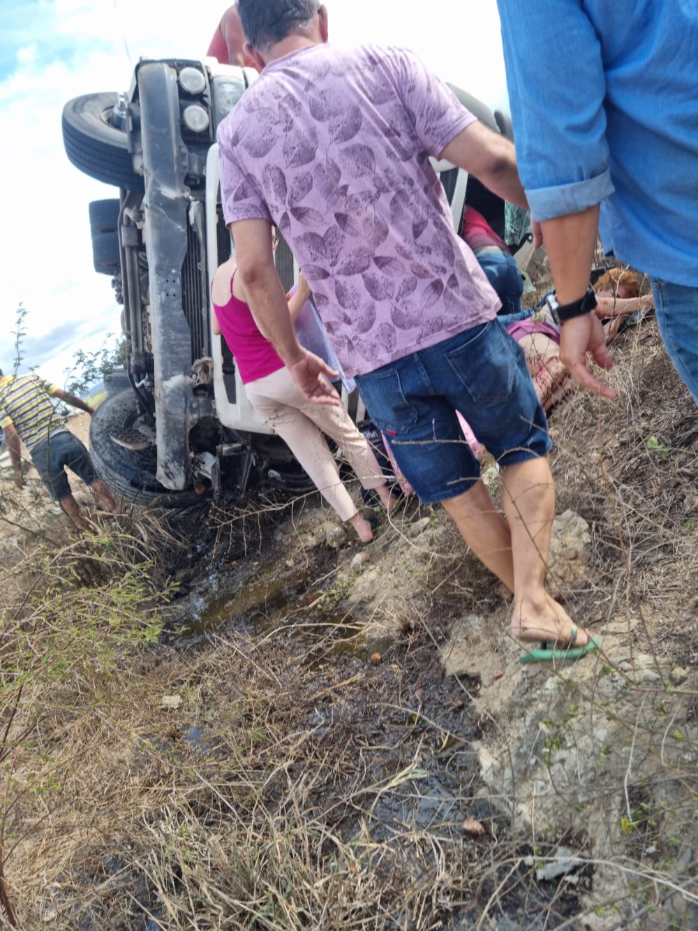 Carreta tomba e deixa família ferida