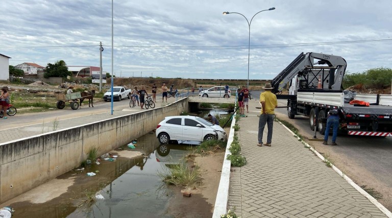 Carro cai em canal em Patos 1 Carro cai em canal em Patos