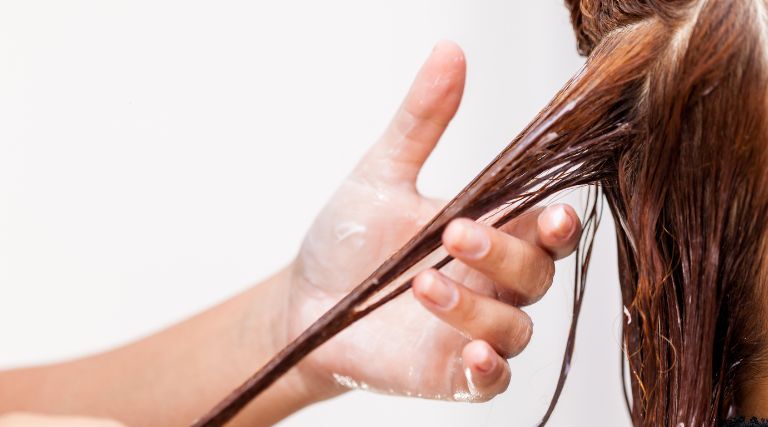 Pomada capilar causa queimaduras oculares em 170 Pessoas 1 Pomada capilar causa queimaduras oculares