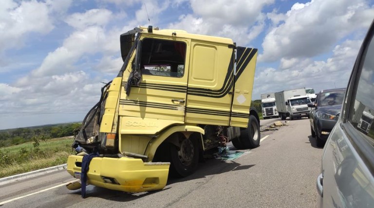 Fotos: Caminhões se chocam e causam grave acidente na BR-101 1 fotos caminhoes se chocam e causam grave acidente na br 101