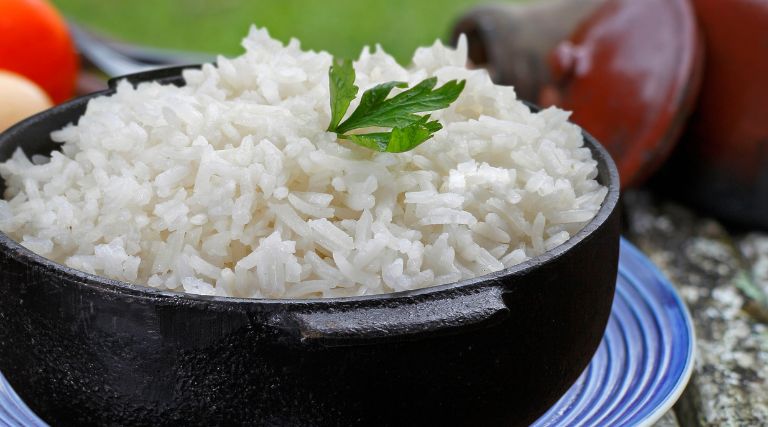 harvard alerta sobre maleficios do arroz branco mas nutricionista orienta para consumo consciente