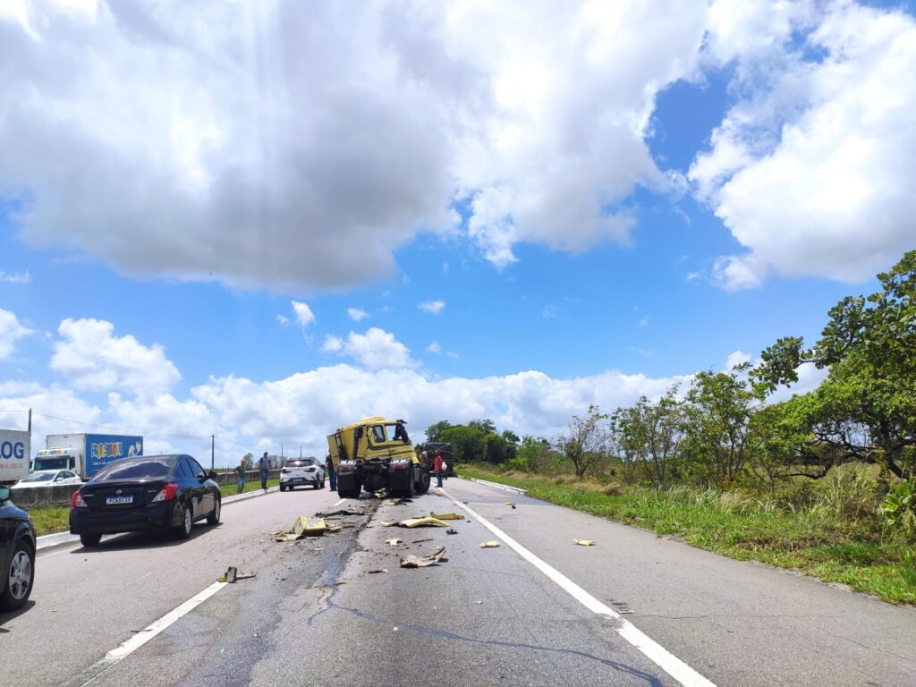 Fotos: Caminhões se chocam e causam grave acidente na BR-101 2 whatsapp image 2023 12 09 at 104847