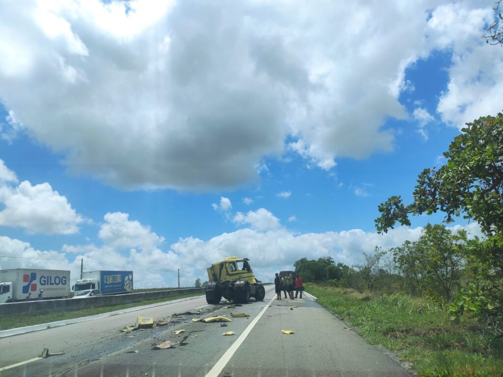 Fotos: Caminhões se chocam e causam grave acidente na BR-101 3 whatsapp image 2023 12 09 at 104847 1
