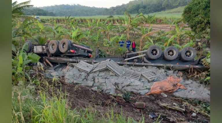 Tragédia na BR-101: Carreta capota e mata motorista 1 Carreta capota e mata motorista