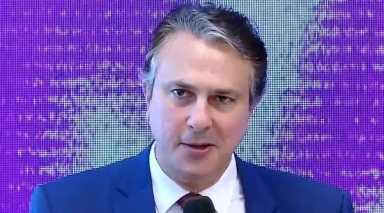 Governo anuncia auxílio a alunos do ensino médio para o Enem 2024