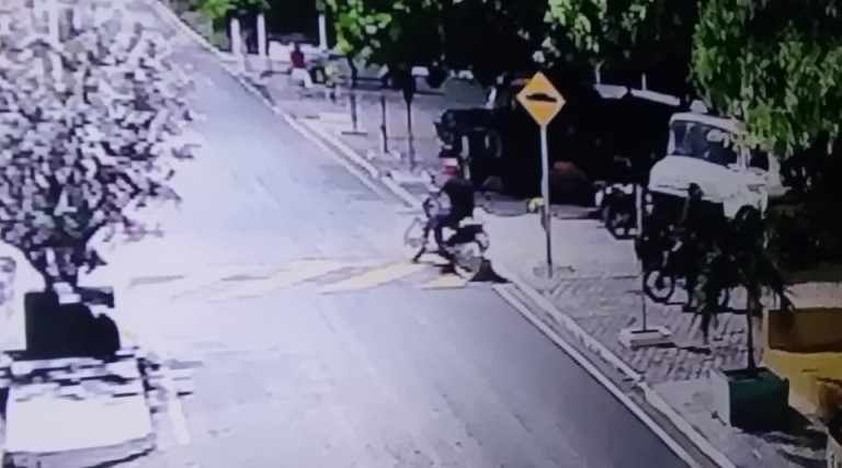 Vídeo: Moto roubada em Poço Dantas em frente ao estádio