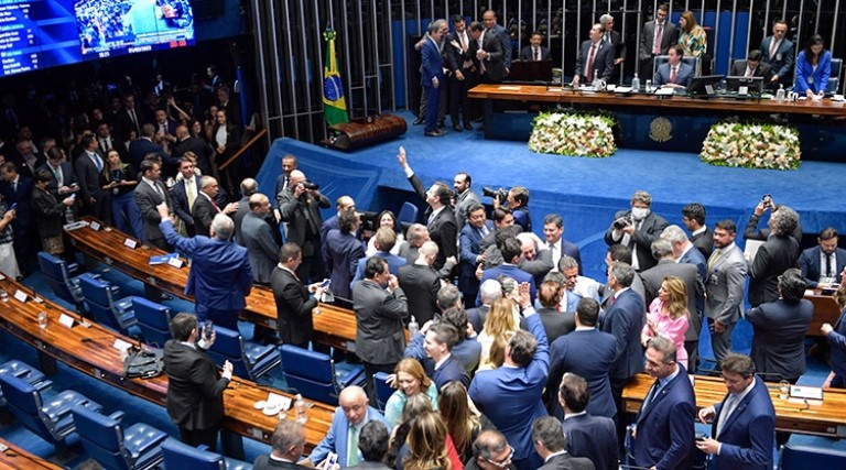 Senado analisará PEC do fim da reeleição na volta do recesso: Mudanças profundas no horizonte político brasileiro