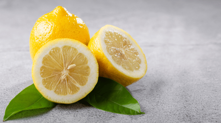 Descubra por que manter um limão cortado ao lado da cama é benéfico