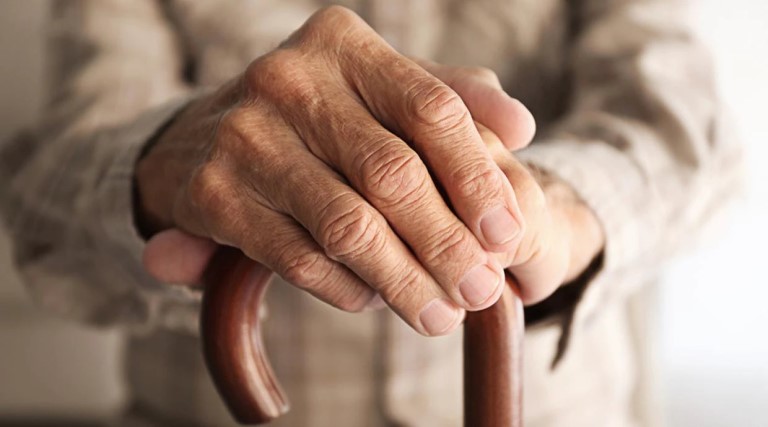 Idoso de 85 anos preso em asilo por abuso de idosa