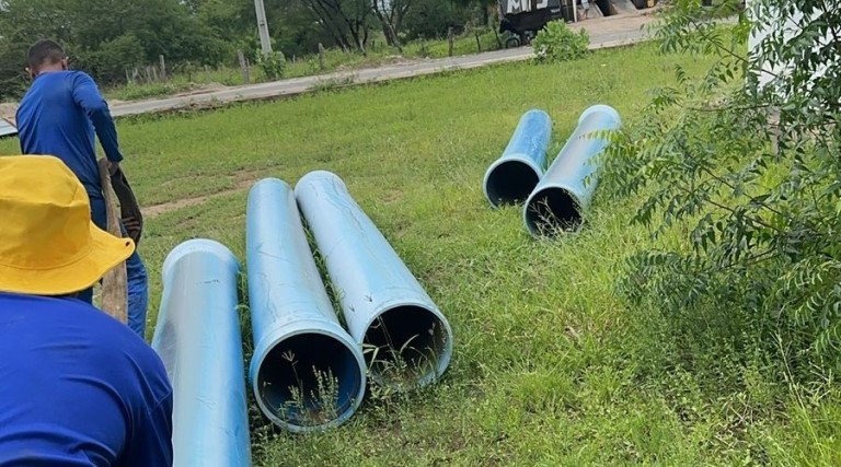 Prefeitura de Uiraúna entrega tubos e conexões destinados a adutora de Capivara