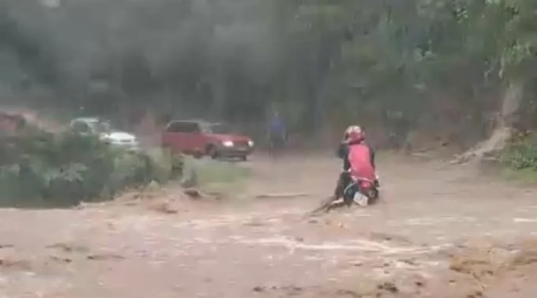 Vídeo: Correnteza arrasta homem e criança 1 Vídeo: Correnteza arrasta homem e criança