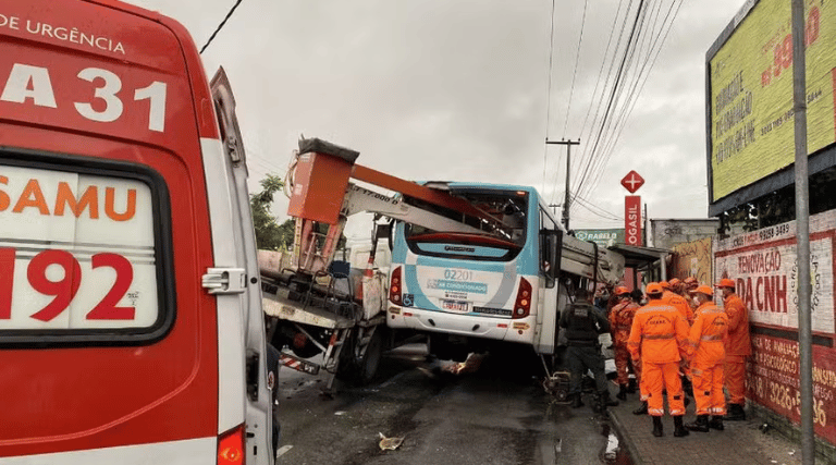 Dois Passageiros de ônibus morrem em acidente com caminhão guincho 1 Dois Passageiros de ônibus morrem em acidente com caminhão guincho