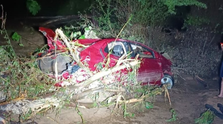 Enchente arrasta carro e desaparece com ocupantes 1 Enchente arrasta carro e desaparece com ocupantes