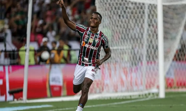 Fluminense vence LDU e leva Recopa