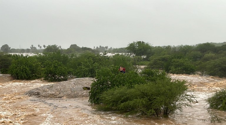 Vídeo: Jovens ilhados em Lajes: a cheia inesperada do rio 1 Vídeo: Jovens ilhados em Lajes: a cheia inesperada do rio