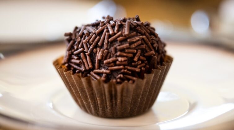 Cacau ou chocolate em pó? descubra qual é melhor para brigadeiro