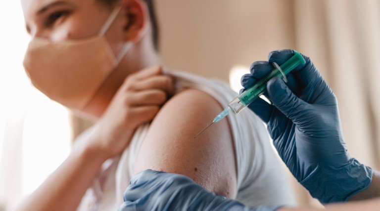 Descubra como a vacinação contra gripe pode reduzir riscos de Infarto e AVC