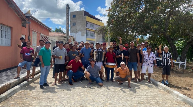 Distrito de Tanques celebra nova pavimentação de rua 1 Distrito de Tanques celebra nova pavimentacao de rua