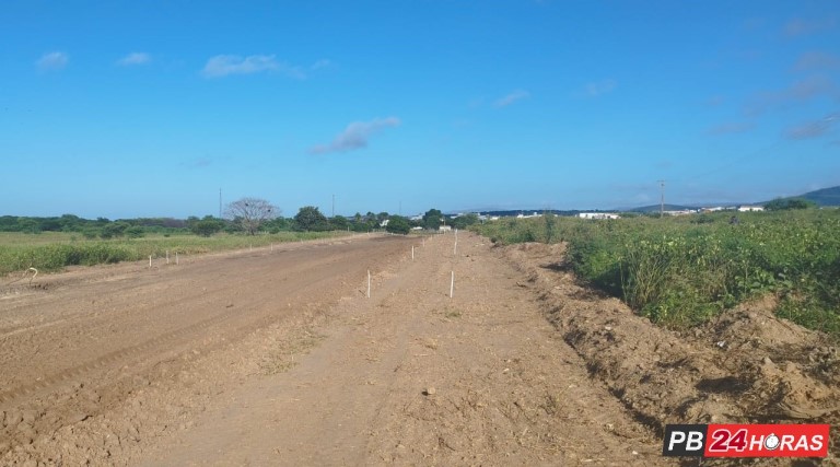 Fotos: Início da obra de pavimentação da PB 387 que liga Uiraúna a Vieirópolis 1 Fotos: Início da obra de pavimentação da PB 387 que liga Uiraúna a Vieirópolis