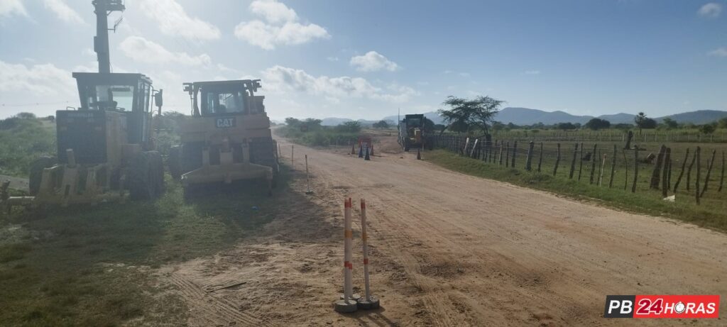 Fotos: Início da obra de pavimentação da PB 387 que liga Uiraúna a Vieirópolis 3 WhatsApp Image 2024 05 22 at 08.17.49 1