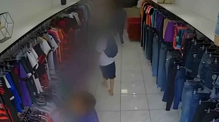 Pai ensina licao de honestidade e faz filho devolver camiseta furtada em loja