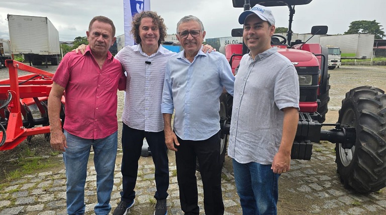 Município de Poço Dantas recebe um novo trator 1 Municipio de Poco Dantas recebe um novo trator