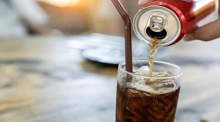 Bebidas açucaradas e o risco ao fígado