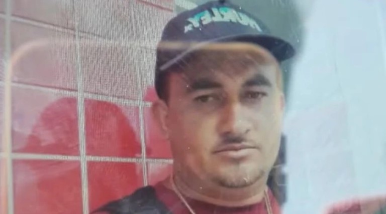 Homem joga carro contra ex-mulher, mata mototaxista e foge 1 Homem joga carro contra ex mulher mata mototaxista e foge